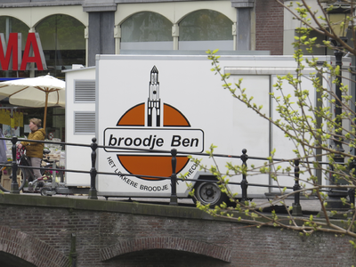 908366 Gezicht op de achterzijde van de broodjeskraam 'broodje ben', op de Bakkerbrug over de Oudegracht te Utrecht.